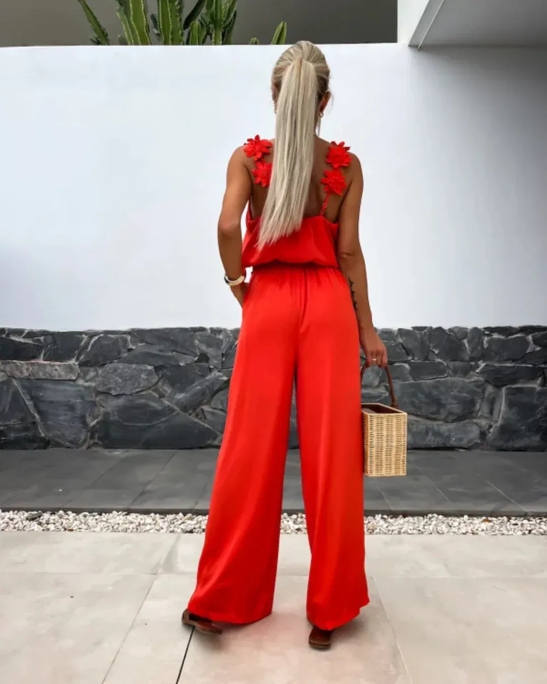 Mono Largo con Tirantes Florales y Escote en V para un Look Elegante y Relajado - Imagen 3