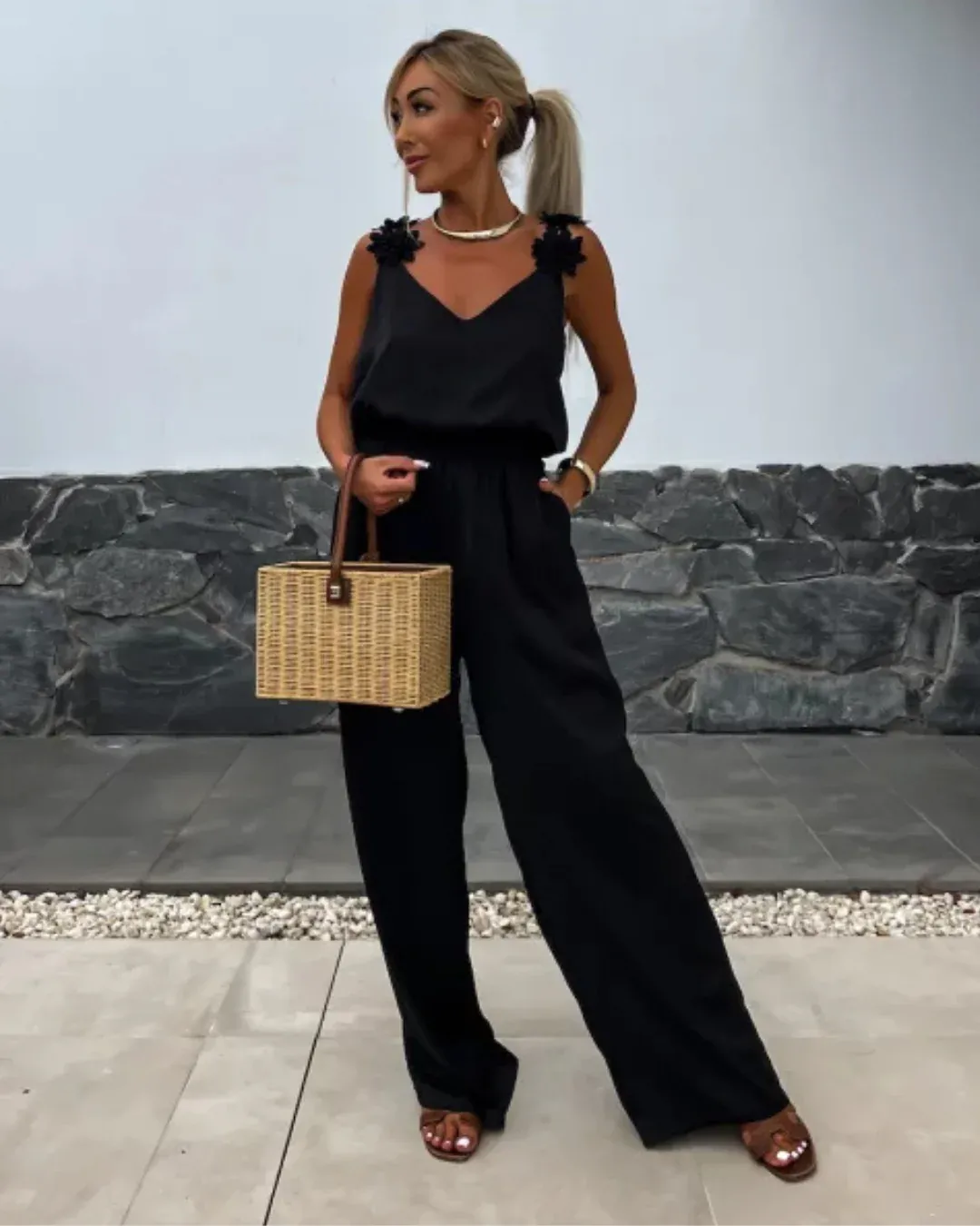 Mono Largo con Tirantes Florales y Escote en V para un Look Elegante y Relajado - Imagen 4