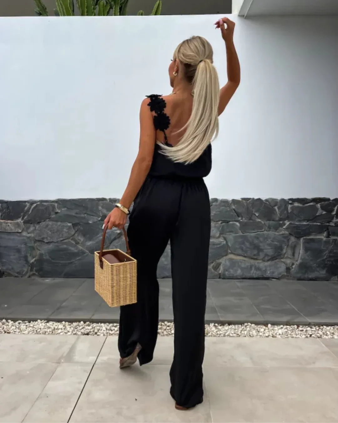 Mono Largo con Tirantes Florales y Escote en V para un Look Elegante y Relajado - Imagen 6