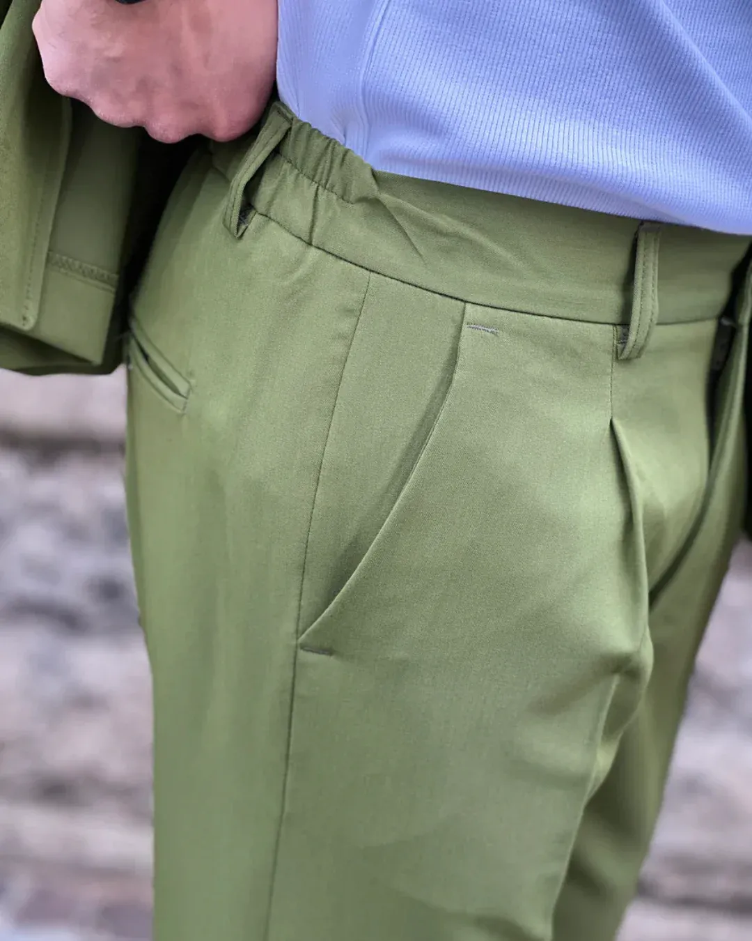Conjunto de Chaqueta y Pantalón en Tonos Neutros para Hombre de Estilo Casual - Imagen 8