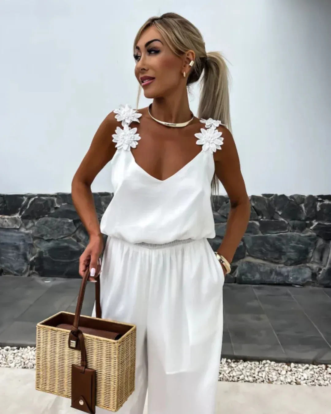 Mono Largo con Tirantes Florales y Escote en V para un Look Elegante y Relajado - Imagen 9